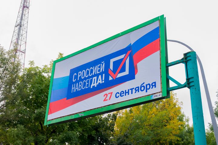 Μια διαφημιστική πινακίδα με την ένδειξη "Με τη Ρωσία για πάντα, 27 Σεπτεμβρίου" σε έναν δρόμο πριν από το δημοψήφισμα στο Λουχάνσκ της Λαϊκής Δημοκρατίας του Λουχάνσκ που ελέγχεται από αυτονομιστές που υποστηρίζονται από τη Ρωσία, στην ανατολική Ουκρανία, Πέμπτη, 22 Σεπτεμβρίου 2022.
