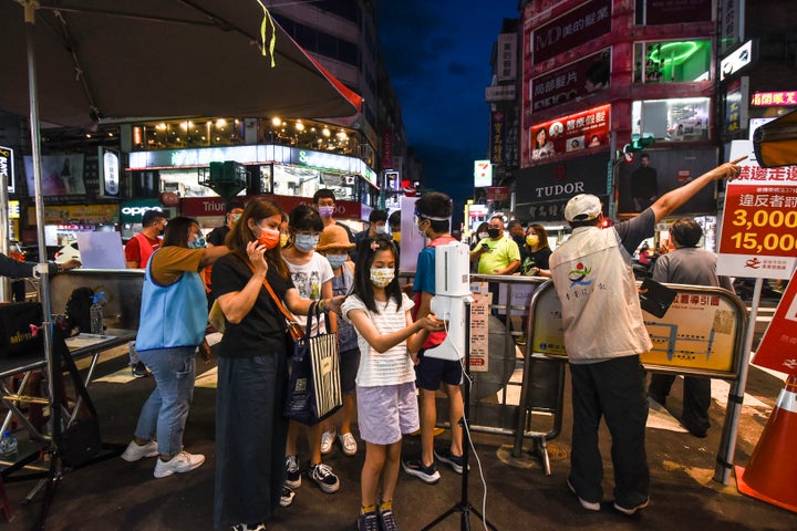 台湾・台北市の夜市 (Photo by Shih Hsun Chao/SOPA Images/LightRocket via Getty Images)