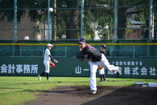 ブルペンで投球練習を行う永野将司投手