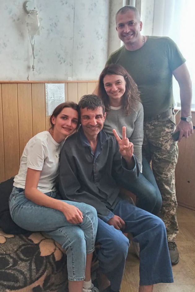 ロシアとウクライナの間の捕虜交換によって解放されたミハイロ・ディアノフさん（中央）。友人や親戚に囲まれ、笑顔を見せる＝9月22日