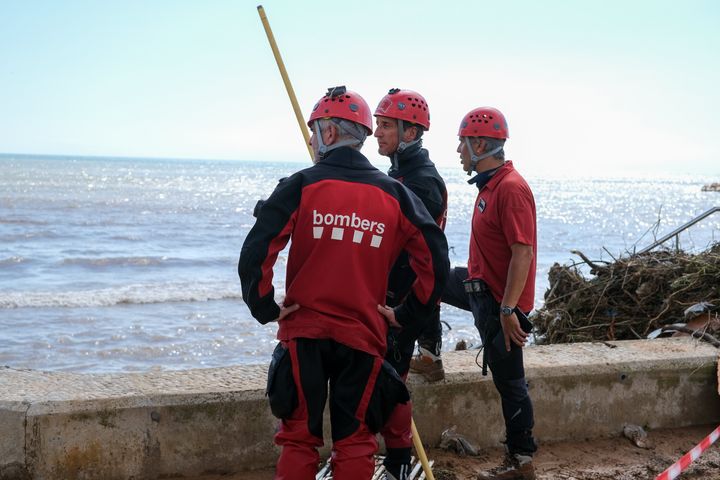 Foto de archivo de varios bomberos trabajando en las inundaciones registradas en septiembre de 2021 en Tarragona.