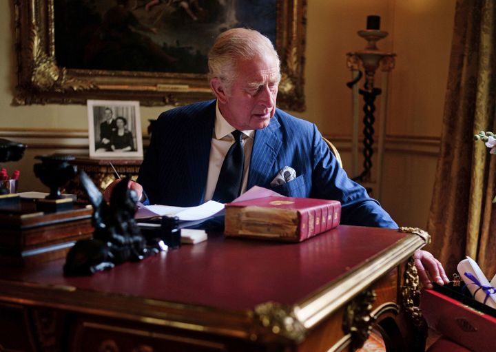 El rey Carlos III de Inglaterra desempeña sus tareas oficiales en una sala del Palacio de Buckingham, en Londres. 