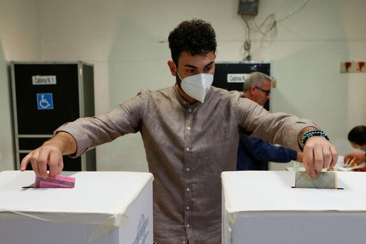 Un ciudadano votando en Roma.