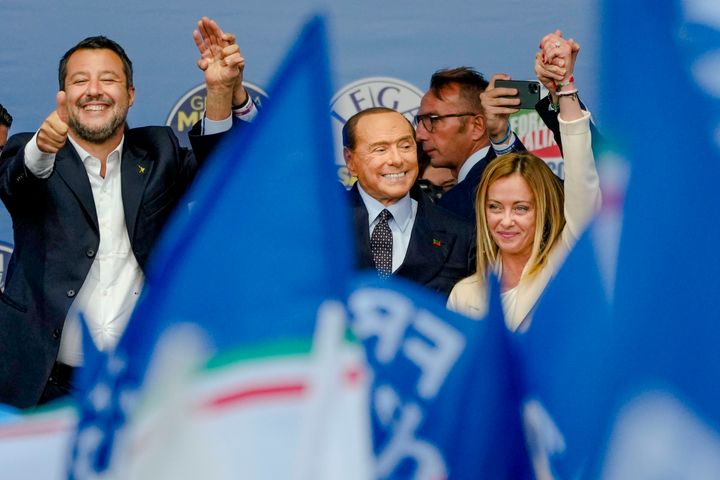 De gauche à droite, Matteo Salvini de la Ligue, Silvio Berlusconi de Forza Italia et Giorgia Meloni des Frères italiens assistent jeudi au dernier rassemblement de la coalition de centre-droit dans le centre de Rome.