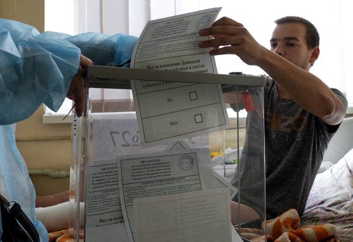 Un ciudadano votando en Donetsk, Ucrania.