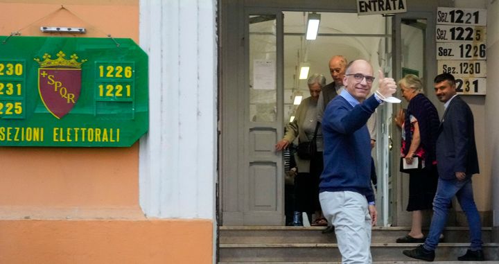 Enrico Letta, líder del PD, a la salida del colegio electoral