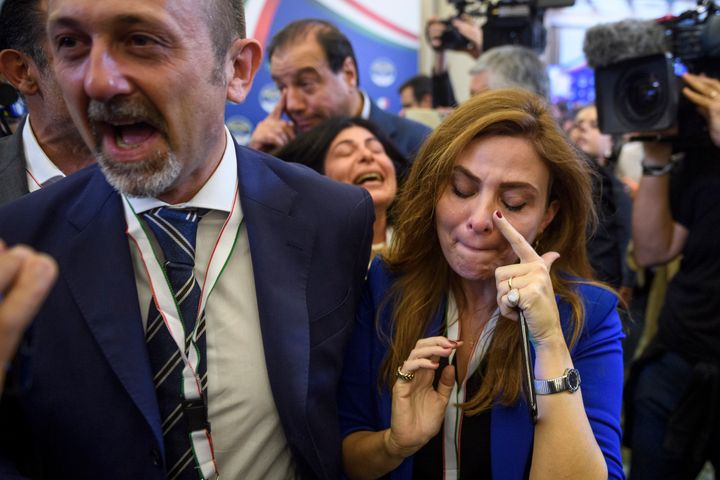 ΡΩΜΗ, ΙΤΑΛΙΑ - 25 ΣΕΠΤΕΜΒΡΙΟΥ: Οι υποστηρικτές αντιδρούν με δάκρυα χαράς στην εκλογική έδρα του κόμματος της Μελόνι κατά τη διάρκεια της νύχτας, στις 25 Σεπτεμβρίου 2022 στη Ρώμη, Ιταλία. Οι πρόωρες εκλογές πυροδοτήθηκαν από την παραίτηση του πρωθυπουργού Μάριο Ντράγκι τον Ιούλιο, μετά την κατάρρευση του μεγάλου συνασπισμού του αριστερών, δεξιών και κεντρώων κομμάτων. (Photo by Antonio Masiello/Getty Images)