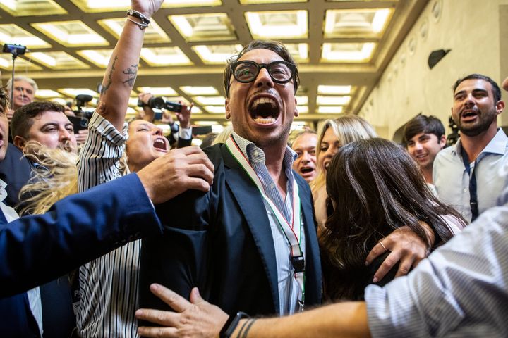 ΡΩΜΗ, ΙΤΑΛΙΑ - 26 ΣΕΠΤΕΜΒΡΙΟΥ: Μέλη του προσωπικού της Giorgia Meloni, γιορτάζουν τα πρώτα αποτελέσματα των ιταλικών γενικών εκλογών στις 26 Σεπτεμβρίου 2022 στη Ρώμη, Ιταλία. Οι πρόωρες εκλογές πυροδοτήθηκαν από την παραίτηση του πρωθυπουργού Μάριο Ντράγκι τον Ιούλιο, μετά την κατάρρευση του μεγάλου συνασπισμού αριστερών, δεξιών και κεντρώων κομμάτων του. (Photo by Alessandra Benedetti - Corbis/Corbis via Getty Images)