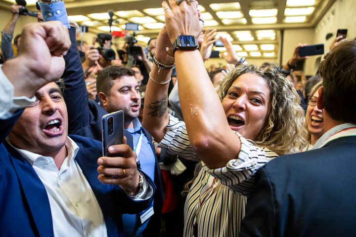 ΡΩΜΗ, ΙΤΑΛΙΑ - 26 ΣΕΠΤΕΜΒΡΙΟΥ: Μέλη του προσωπικού της Giorgia Meloni, γιορτάζουν τα πρώτα αποτελέσματα των ιταλικών γενικών εκλογών στις 26 Σεπτεμβρίου 2022 στη Ρώμη, Ιταλία. Οι πρόωρες εκλογές πυροδοτήθηκαν από την παραίτηση του πρωθυπουργού Μάριο Ντράγκι τον Ιούλιο, μετά την κατάρρευση του μεγάλου συνασπισμού αριστερών, δεξιών και κεντρώων κομμάτων. (Photo by Alessandra Benedetti - Corbis/Corbis via Getty Images)