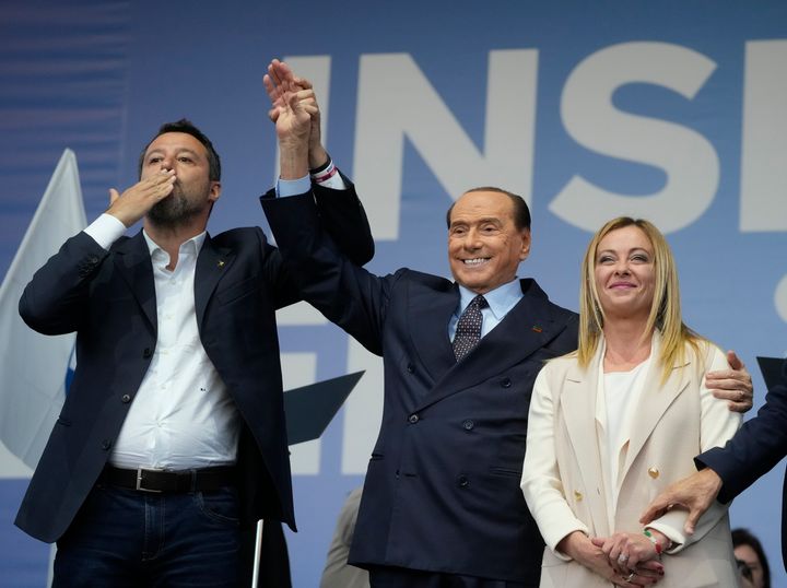 Από αριστερά, ο Matteo Salvini, ο Silvio Berlusconi και η Giorgia Meloni παρευρίσκονται στη συγκέντρωση του κεντροδεξιού συνασπισμού στη Ρώμη την Πέμπτη, 22 Σεπτεμβρίου 2022. (AP Photo/Gregorio Borgia)