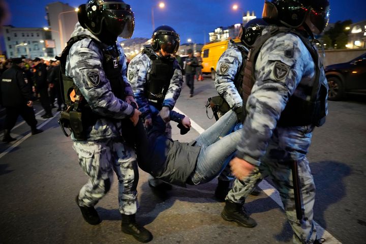 モスクワで、動員令に反対して抗議活動に参加した市民を逮捕する警察機動隊（2022年9月21日）<br>