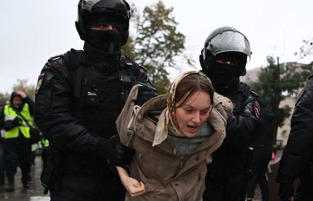 デモ参加者の身柄を拘束する警察（2022年9月24日）