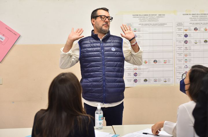 Ο αρχηγός του κόμματος της Λίγκας του Βορρά Matteo Salvini σε αφοπλιστική χειρονομία, σε ένα εκλογικό κέντρο κατά τη διάρκεια των πρόωρων εκλογών, στο Μιλάνο, Ιταλία, 25 Σεπτεμβρίου 2022. REUTERS/Massimo Pinca