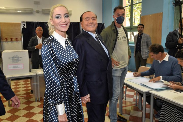Κορυφαίο στιγμιότυπο: Ο αρχηγός του κόμματος Forza Italia Σίλβιο Μπερλουσκόνι - με το χαμόγελο της επιτυχίας - και η συνοδός του Μάρτα Φασίνα στέκονται σε εκλογικό τμήμα κατά τη διάρκεια των πρόωρων εκλογών, στο Μιλάνο, Ιταλία, 25 Σεπτεμβρίου 2022. REUTERS/Flavio Lo Scalzo