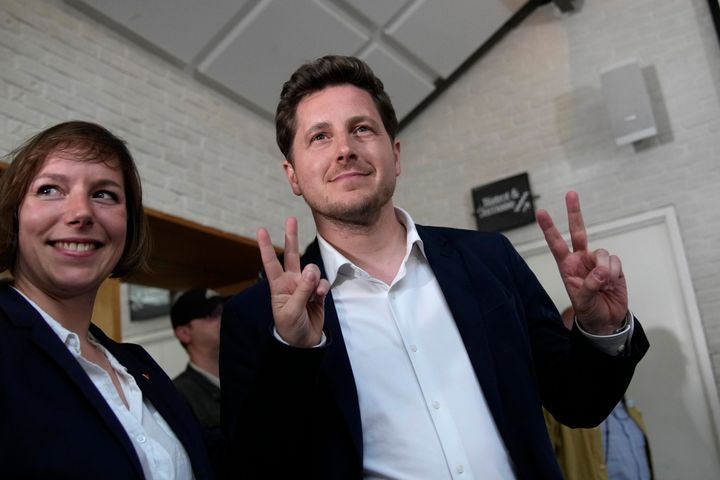 Ο γραμματέας του κόμματος Ευρώπη Οικολογία Οι Πράσινοι, Ζουλιέν Μπαγιού (δεξιά) στα κεντρικά γραφεία του κόμματος, μετά τον πρώτο γύρο των βουλευτικών εκλογών, την Κυριακή 12 Ιουνίου 2022 στο Παρίσι.