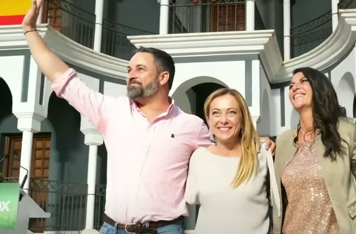 Santiago Abascal, Giorgia Meloni y Macarena Olona, en un mitin de Vox en Andalucía.