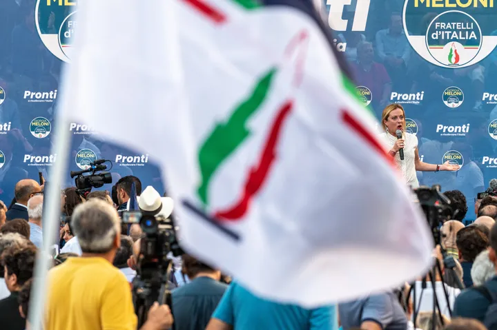 ''Αδέλφια της Ιταλίας'': Η φλόγα-σύμβολο του κόμματος της Μελόνι, μαρτυρά τις ρίζες του στο σκοτεινό πολιτικό παρελθόν της χώρας