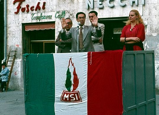 Ομιλία σε πολιτική συγκέντρωση του Ιταλικού Κοινωνικού Κινήματος στην Περούτζια το 1979. 
