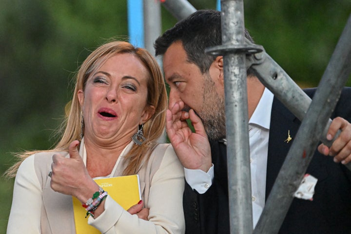 Matteo Salvini y Giorgia Meloni cuchichean en un mitin en Roma. el pasado 22 de septiembre.