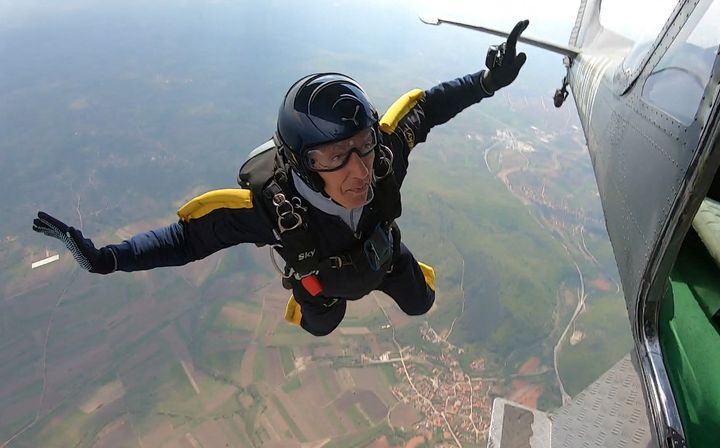 Ο Ιμπραΐμ Κάλεσιτς ένας Βόσνιος αλεξιπτωτιστής, πηδά από ένα αεροπλάνο κατά τη διάρκεια ενός διαγωνισμού στο Paracin, Σερβία, 20 Απριλίου 2019.