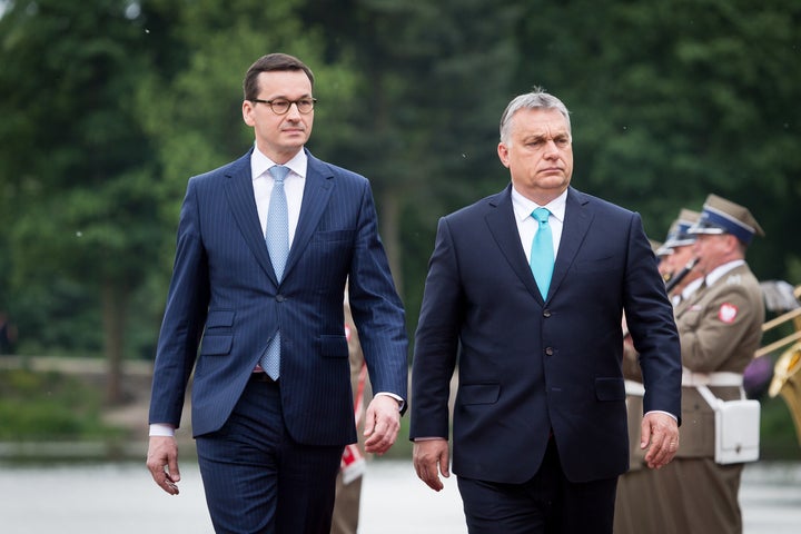 El primer ministro de Polonia, Mateusz Morawiecki, recibe a su homólogo húngaro, Viktor Orban, en una visita de éste a Varsovia, en mayo de 2018.