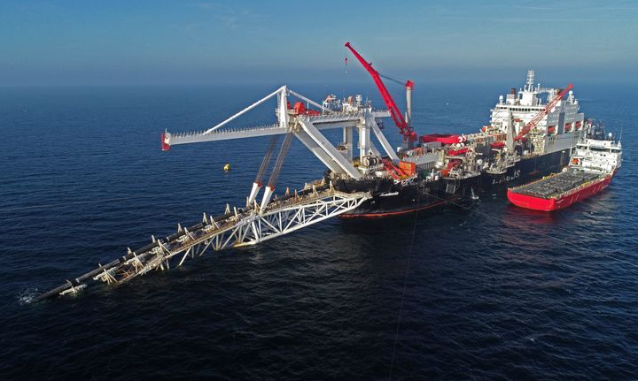 Ένα πλοίο σε διεργασίες ανοιχτά της Βαλτικής Θάλασσας στον αγωγό φυσικού αερίου Nord Stream 2 που συνδέει τη Ρωσία με τη Γερμανία.