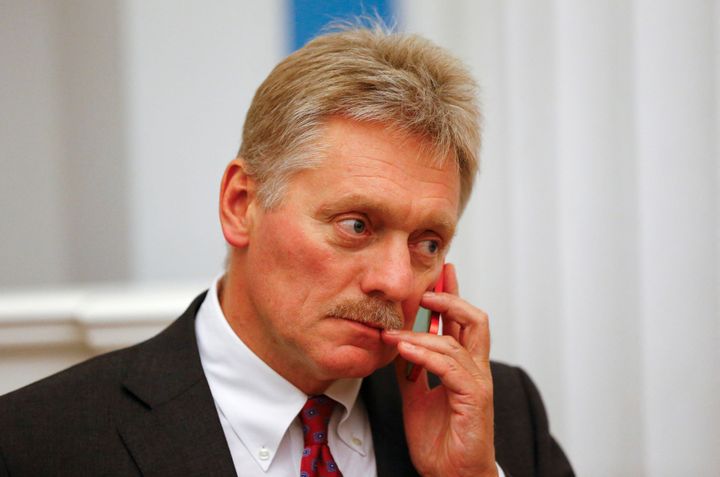 Peskov, al teléfono antes de una intervención