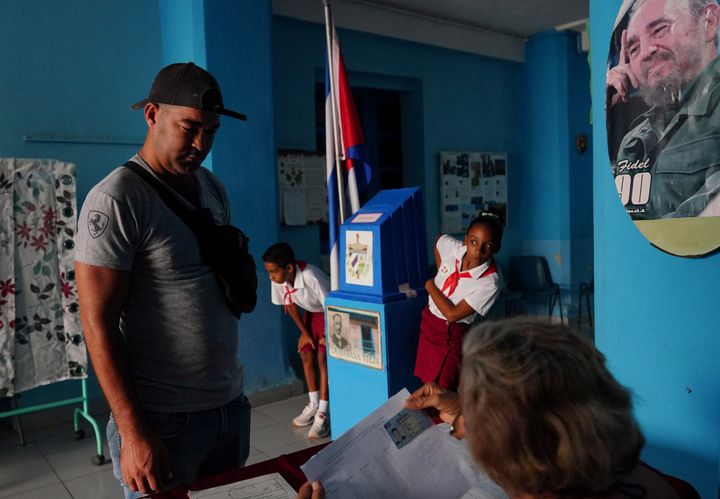 Ένας ψηφοφόρος δείχνει τα έγγραφά του πριν ψηφίσει σε ένα εκλογικό τμήμα κατά τη διάρκεια του νέου δημοψηφίσματος για τον Οικογενειακό Κώδικα στην Αβάνα, Κούβα, 25 Σεπτεμβρίου, 2022.