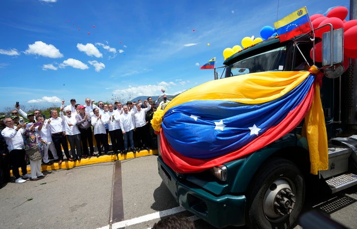 Un camión con las bandera de Colombia cruza la frontera con Venezuela, tras siete años de cierre.