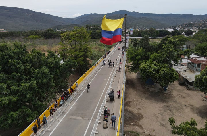 Los peatones usan el Puente Internacional Simón Bolívar para cruzar entre Venezuela y Colombia.