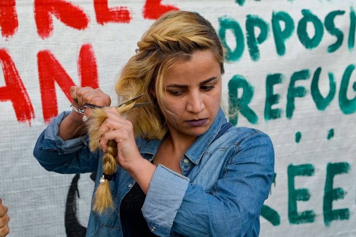 ギリシャ・アテネで開かれた抗議活動でも、女性たちが髪を切った（2022年9月24日）