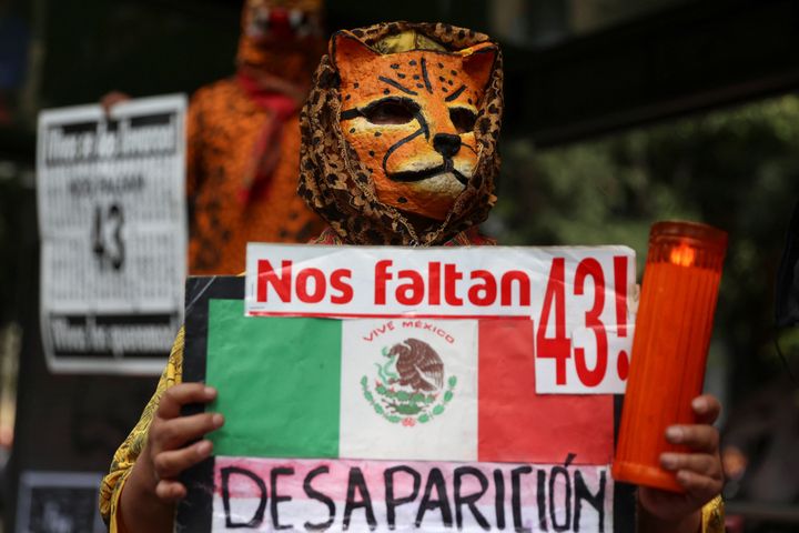 Un manifestante en la marcha para recordadr los 8 años del caso Ayotzinapa
