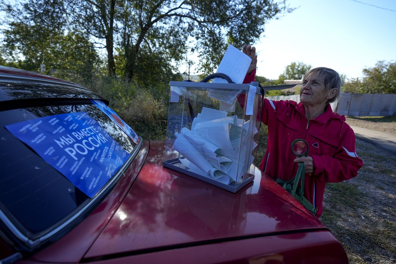 Εκλογική διαδικασία στο δρόμο, κάλπη σε καπό αυτοκινήτου (Ντονέτσκ)
