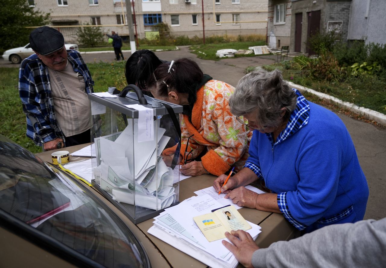 Εκλογική διαδικασία σε καπό αυτοκινήτου (Ντονέτσκ)