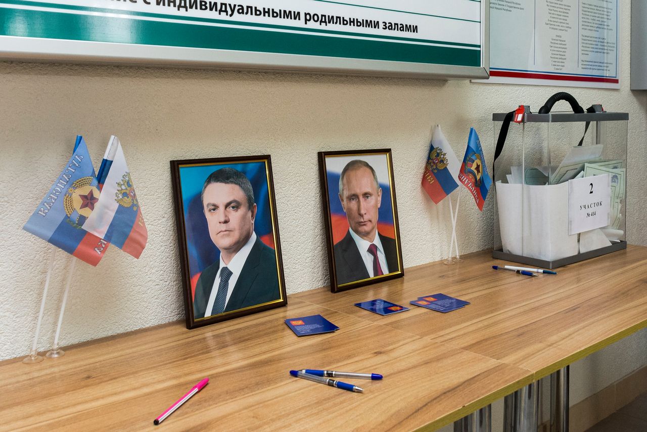 Πορτρέτα του αυτο-ανακηρυσσόμενου ηγέτη του Λουχάνσκ και του ρώσου προέδρου δίπλα σε κάλπη 