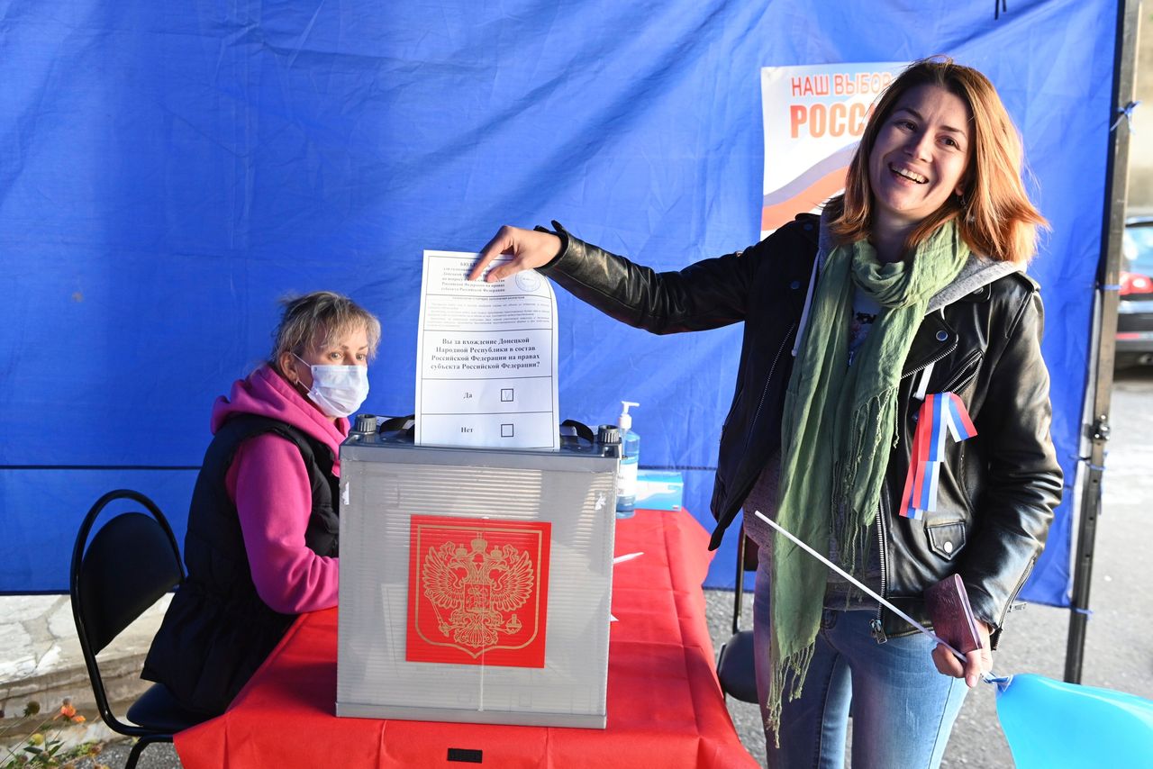 Γυναίκα που ζει στη Ρωσία αφού εγκατέλειψε το Ντονέτσκ ως πρόσφυγας μετά την έναρξη του πολέμου, ψηφίζει στο Ροστόφ ον Ντον