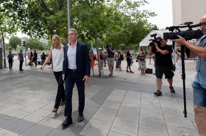 La abogada de la famialia de Idalia, Mar de la Loma, y su compañero Daniel Puyato, a la salida de los juzgados madrileños de Plaza Castilla, el pasado mes de junio.