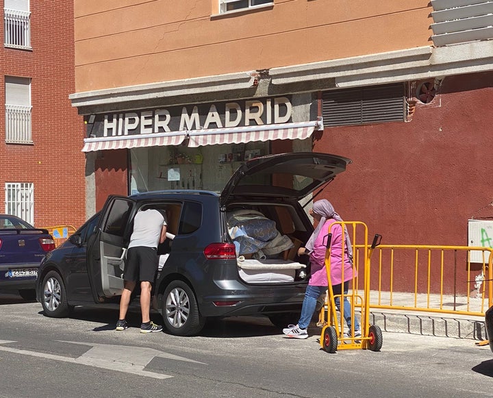 Una familia sin hogar recogiendo de su casa lo que les dio tiempo