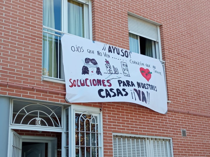 Pancartas de los afectados pidiendo soluciones