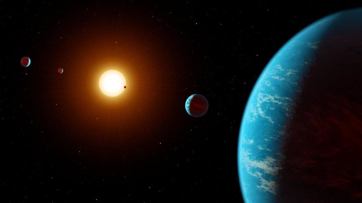 Representación artística de un sistema de cinco exoplanetas.