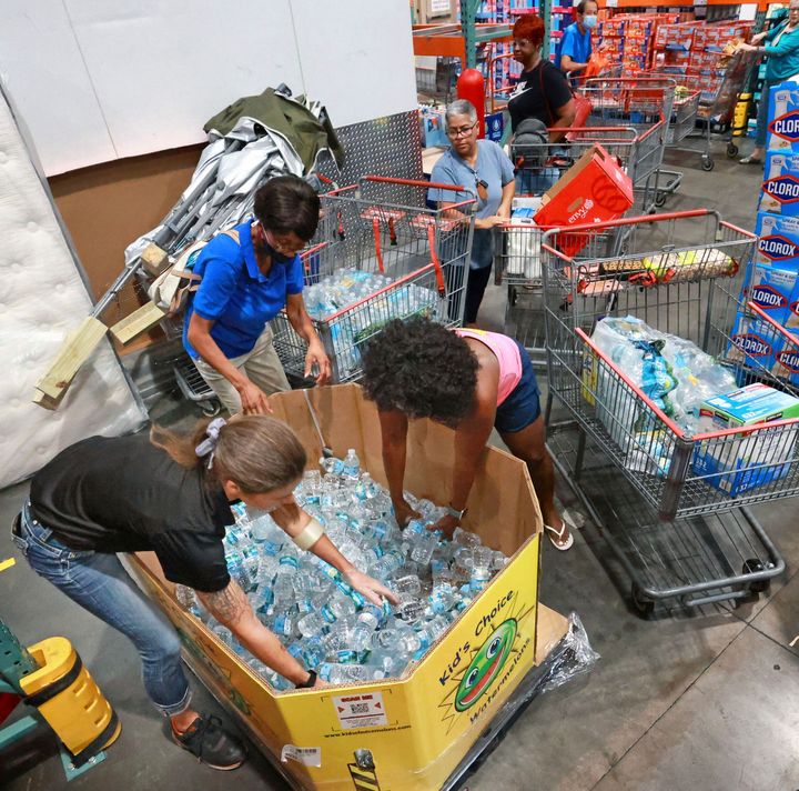 Καταναλωτές σε νευρική κρίση... στο Altamonte Springs της Φλόριντα αρπάζουν μπουκάλια νερό από την τελευταία παλέτα που υπάρχει στο απόθεμα τη Δευτέρα, 26 Σεπτεμβρίου 2022, καθώς προετοιμάζονται για τον αντίκτυπο του τυφώνα. (Joe Burbank/Orlando Sentinel via AP)