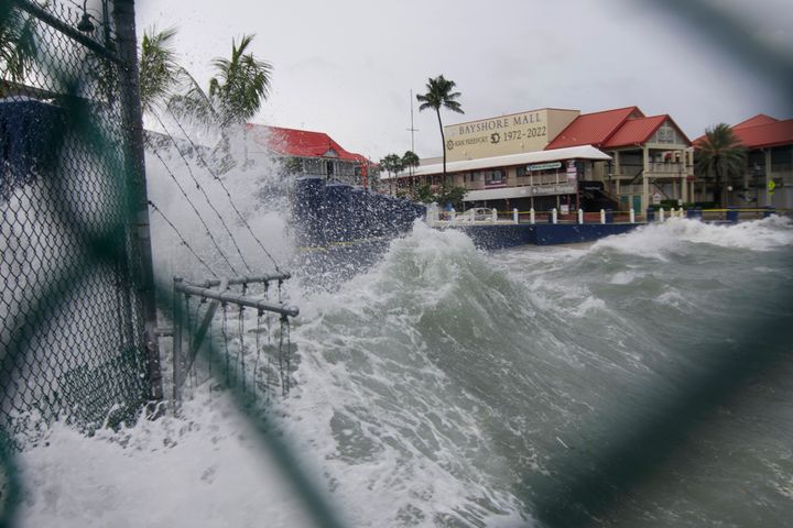 Κύματα συντρίβονται σε θαλάσσιο τείχος καθώς ο τυφώνας Ίαν περνά από την Τζορτζ Τάουν, στο νησί Γκραντ Κέιμαν, Δευτέρα, 26 Σεπτεμβρίου 2022. (AP Photo/Kevin Morales)