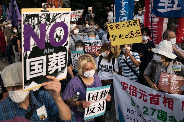 Menschen versammeln sich vor dem Gebäude des Nationalen Parlaments, um gegen das Staatsbegräbnis des ehemaligen japanischen Premierministers Shinzo Abe am 27. September 2022 in Tokio zu protestieren.