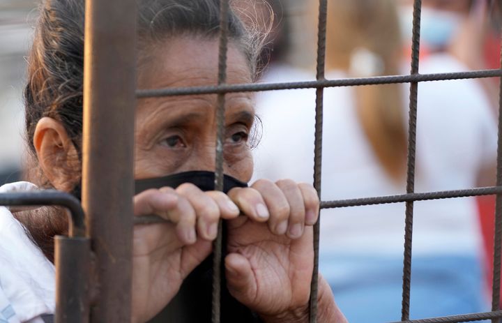 ΑΡΧΕΙΟ - Η συγγενής μιας κρατουμένης μέσα στο σωφρονιστικό ίδρυμα Litoral περιμένει πληροφορίες για την μοίρα του αγαπημένου της που φυλακίστηκε μετά από μια θανατηφόρα εξέγερση στη φυλακή στο Γκουαγιακίλ του Ισημερινού, στις 15 Νοεμβρίου 2021. (AP Photo/Dolores Ochoa, File)