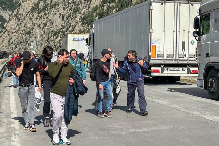 Ciudadanos rusos cruzan la frontera entre Rusia y Georgia por el puesto fronterizo de Kazbegui por temor de ser movilizados.