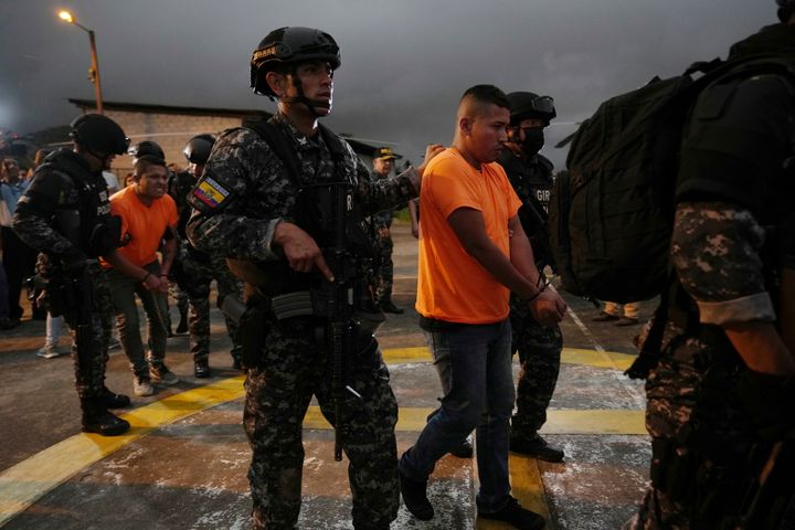 Άνδρες που προσδιορίζονται από τις αρχές ως αρχηγοί συμμοριών που δρουν μέσα στη φυλακή Bellavista μεταφέρονται σε άλλες φυλακές μετά από μια αιματηρή εξέγερση που ξέσπασε στον Άγιο Δομίνικο ντε λος Τσάτσιλας του Ισημερινού, Δευτέρα 9 Μαΐου 2022. (AP Photo/Dolores Ochoa)