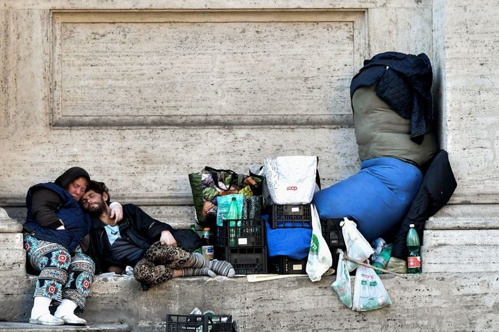 Dos sintecho duermen junto a sus pertenencias en Roma.