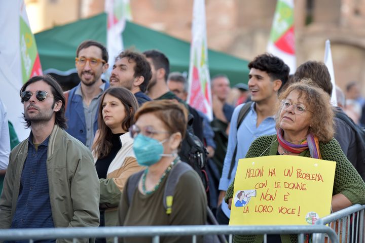 Una mujer con un cartel contra Meloni partecipa en un evento de campaña de la Izquierda Verde en Roma. Dice: "Meloni tiene un problema con las mujeres. No es la voz de ellas". 