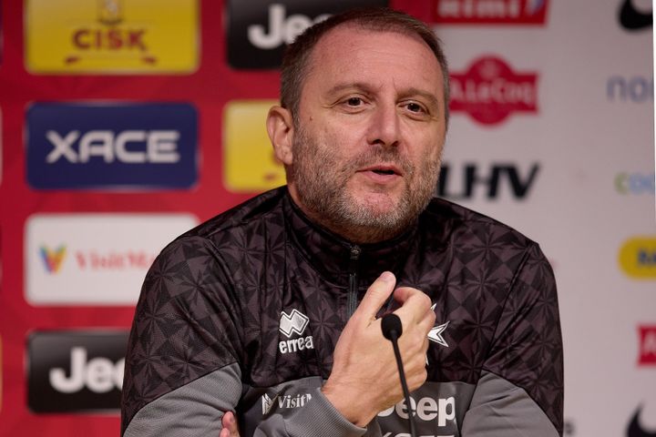 Ο προπονητής της εθνικής ομάδας ποδοσφαίρου της Μάλτας, Ντέβις Μάντζια, μιλά κατά τη διάρκεια της συνέντευξης Τύπου των ομάδων του στις 22 Σεπτεμβρίου 2022, εν όψει του αγώνα ποδοσφαίρου UEFA Nations League, League D, Group 2 μεταξύ Εσθονίας και Μάλτας στο A. Le Coq Arena στο Ταλίν της Εσθονίας στις 23 Σεπτεμβρίου 2022