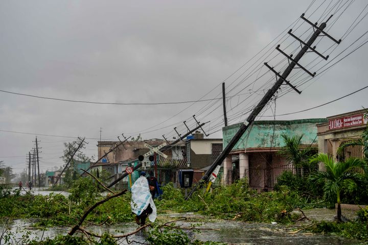 Πεσμένοι πυλώνες ηλεκτρικού και πεσμένα κλαδιά σε έναν δρόμο μετά τον τυφώνα Ίαν που έπληξε το Πινάρ ντελ Ρίο, στην Κούβα, Τρίτη, Σεπτ. 27, 2022.